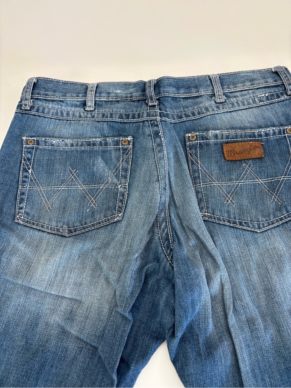 Wrangler Men's Washed Blue Relaxed Jeans 34/38. Factory aging.